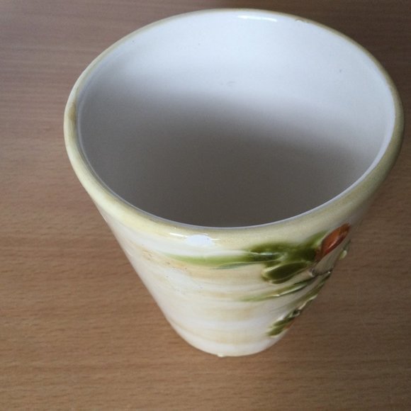 Vintage Italian ceramic jar lidded and a cup 3d raised flowers marked Italy - Picture 4 of 7